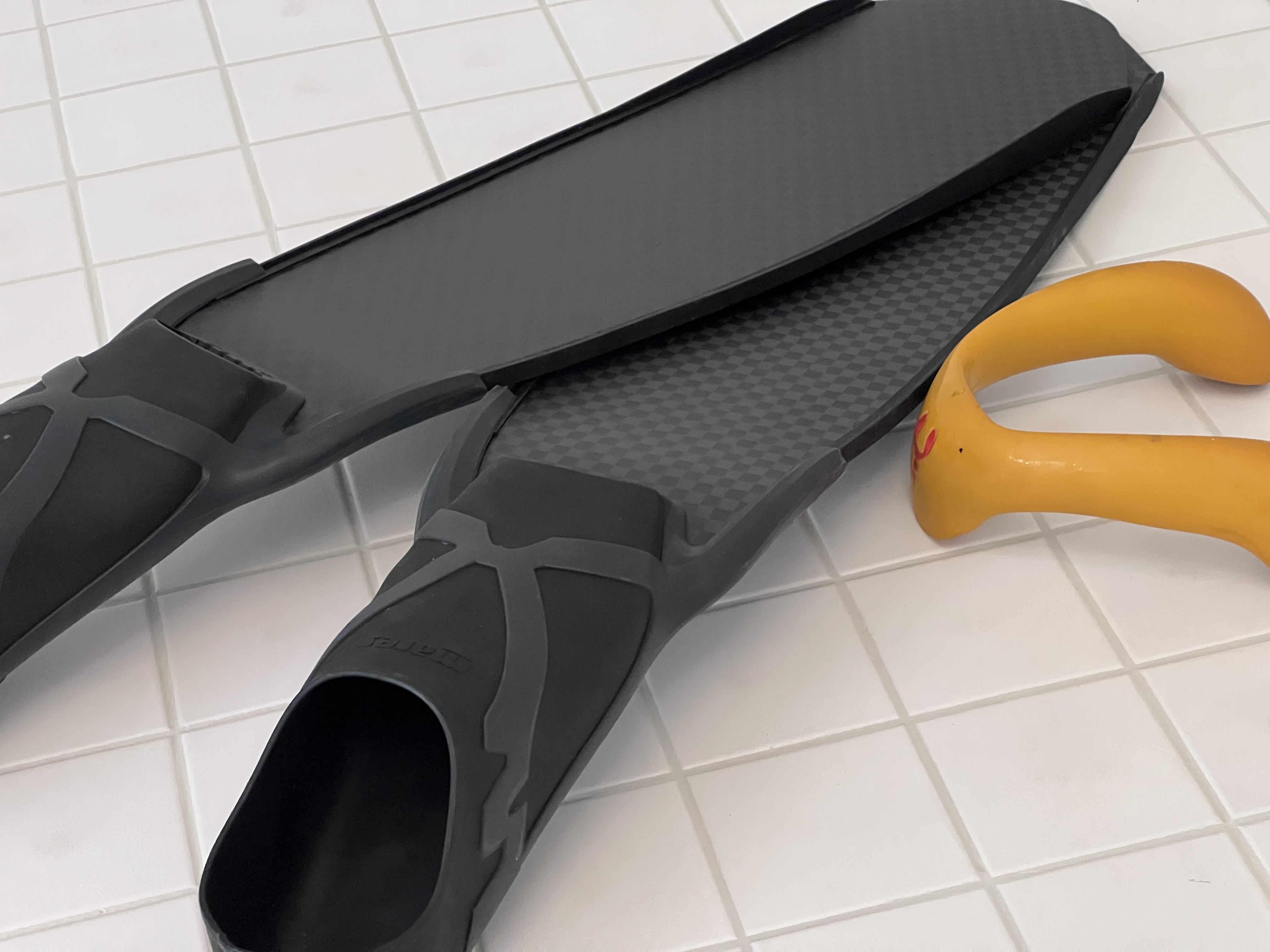 Carbon 8K Plain am Pool